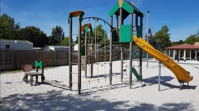 Aire de jeux pour enfants de l'établissement Mobil home camping la réserve Gastes