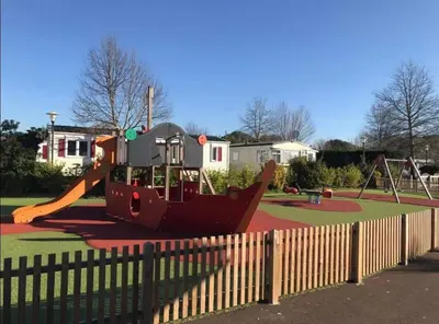 Aire de jeux pour enfants de l'établissement Mobil home camping la réserve Gastes