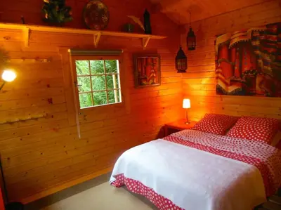 Un ou plusieurs lits dans un hébergement de l'établissement Charmant chalet en bois