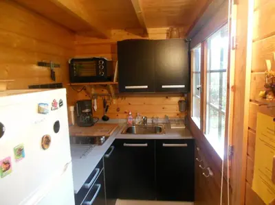 Cuisine ou kitchenette dans l'établissement Charmant chalet en bois