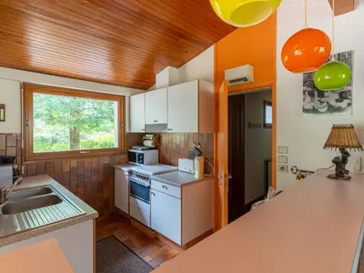 Cuisine ou kitchenette dans l'établissement Maison Familiale au Milieu des Pins à Biscarrosse - 6 Pers, 300m du Lac, Ménage Inclus - FR-1-319-573