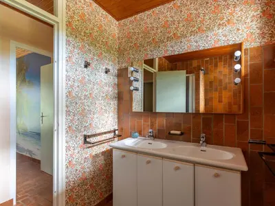 Salle de bains dans l'établissement Maison Familiale au Milieu des Pins à Biscarrosse - 6 Pers, 300m du Lac, Ménage Inclus - FR-1-319-573