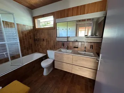 Salle de bains dans l'établissement Maison Familiale au Milieu des Pins à Biscarrosse - 6 Pers, 300m du Lac, Ménage Inclus - FR-1-319-573