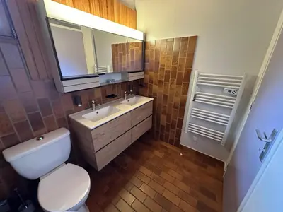 Salle de bains dans l'établissement Maison Familiale au Milieu des Pins à Biscarrosse - 6 Pers, 300m du Lac, Ménage Inclus - FR-1-319-573