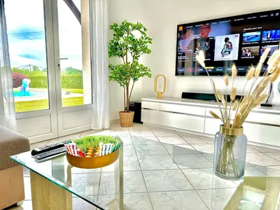 Télévision ou salle de divertissement dans l'établissement La villa Landaise avec piscine