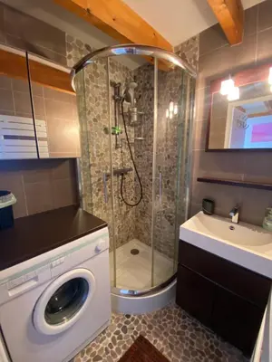 Salle de bains dans l'établissement Charmant appartement 2 étoiles vue océan 6p