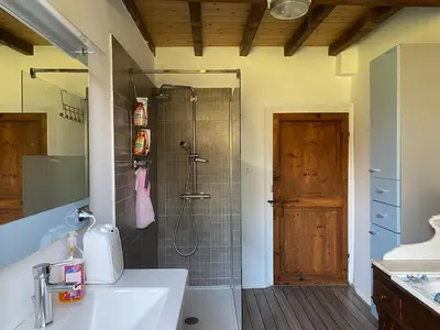 Salle de bains dans l'établissement Le chêne magique 40200 Léontine
