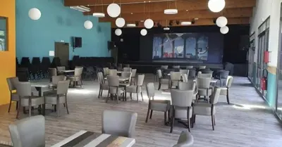 Restaurant ou autre lieu de restauration dans l'établissement La Lette fleurie - Mobil home Spacieux climatisé 6-8 personnes tout équipé en camping 4 étoiles
