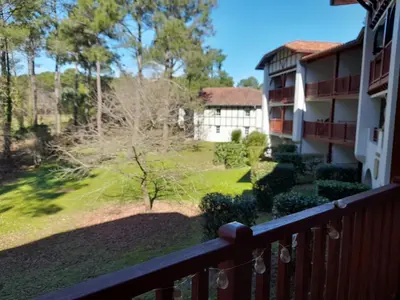 Jardin de l'établissement appartement dans résidence du golf proche du lac