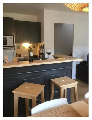 Cuisine ou kitchenette dans l'établissement Maison avec piscine sur le golf - plage à 600m