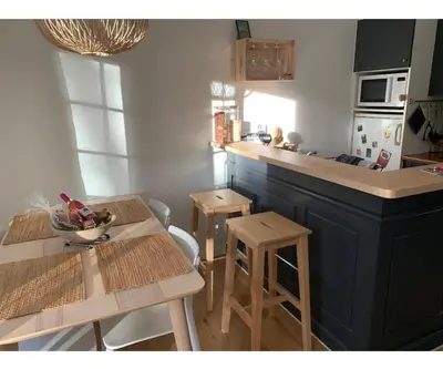 Cuisine ou kitchenette dans l'établissement Maison avec piscine sur le golf - plage à 600m