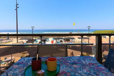 Vue générale sur la mer ou vue sur la mer prise depuis l'appartement