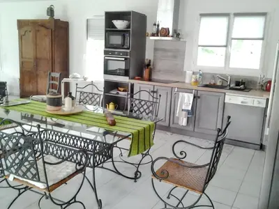 Cuisine ou kitchenette dans l'établissement Maison charmante à Mimizan avec vue sur jardin et terrasses