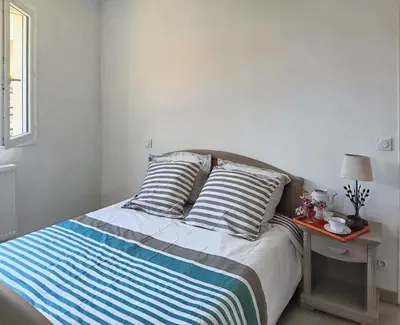 Un ou plusieurs lits dans un hébergement de l'établissement Maison charmante à Mimizan avec vue sur jardin et terrasses