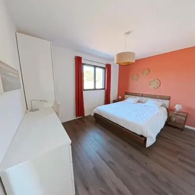 Un ou plusieurs lits dans un hébergement de l'établissement Villa Chrisaline, Centre Moliets, 5 ch, 10 pers, clim, piscine chauffée, équipements premium