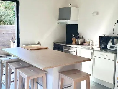Cuisine ou kitchenette dans l'établissement Maison de famille à 300m de la plage