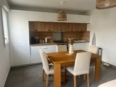 Cuisine ou kitchenette dans l'établissement T3 Familial 9 min de la Plage - Terrasse et Parking gratuit