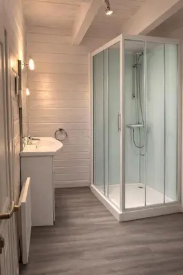 Salle de bains dans l'établissement Chalet bois à Bias proche Mimizan