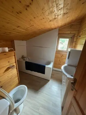 Salle de bains dans l'établissement Chalet bois à Bias proche Mimizan