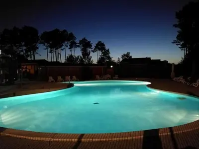Piscine de l'établissement Chalet bois à Bias proche Mimizan ou située à proximité