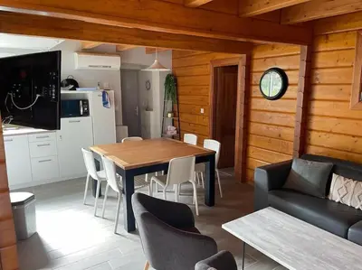 Cuisine ou kitchenette dans l'établissement Chalet bois à Bias proche Mimizan