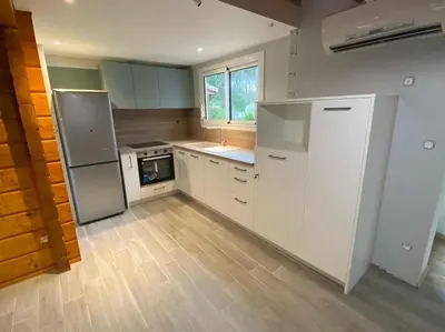 Cuisine ou kitchenette dans l'établissement Chalet bois à Bias proche Mimizan