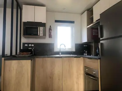 Cuisine ou kitchenette dans l'établissement Les dunes de Contis Chez Edith océan pins et détente assurée dans camping 4 étoiles