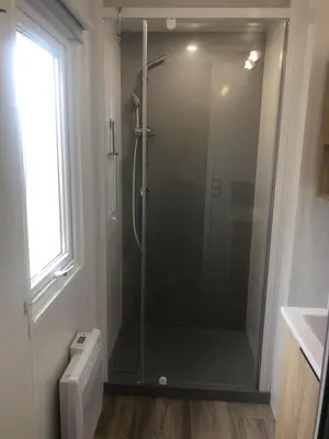 Salle de bains dans l'établissement Les dunes de Contis Chez Edith océan pins et détente assurée dans camping 4 étoiles