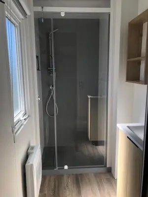 Salle de bains dans l'établissement Les dunes de Contis Chez Edith océan pins et détente assurée dans camping 4 étoiles