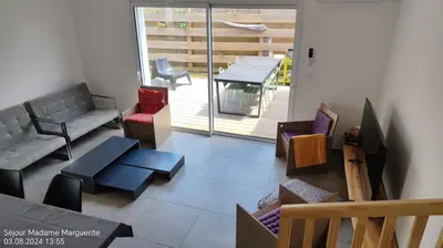 Coin salon dans l'établissement Maison près des plages Cap de l'Homy et Contis 2 vélos disponibles
