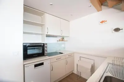 Cuisine ou kitchenette dans l'établissement Pylos - Évasion haut de gamme, vue sur le port
