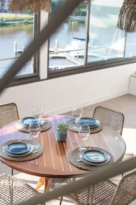 Plan de l'établissement Pylos - Évasion haut de gamme, vue sur le port