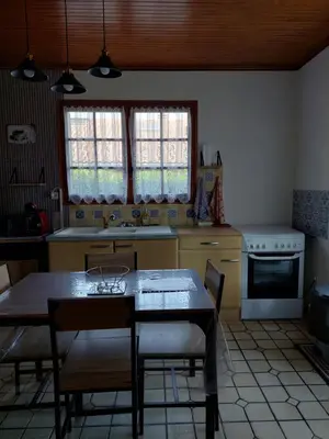 Cuisine ou kitchenette dans l'établissement Gîte des Lauriers Roses - Piscine collective, Spas et jardins privés - 7 kms de la plage de Lespecier
