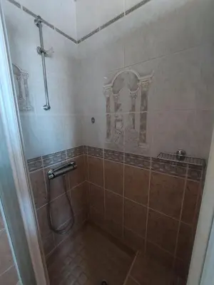 Salle de bains dans l'établissement Gîte des Lauriers Roses - Piscine collective, Spas et jardins privés - 7 kms de la plage de Lespecier