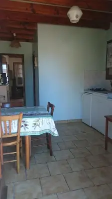 Cuisine ou kitchenette dans l'établissement Gîte des Lauriers Roses - Piscine collective, Spas et jardins privés - 7 kms de la plage de Lespecier