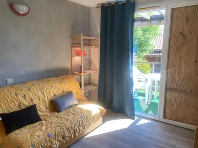 Un ou plusieurs lits dans un hébergement de l'établissement Maisonnette dans village vacances canapé convertible , chambre 1 lit et mezzanine ,draps en plus