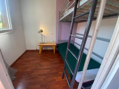 Un ou plusieurs lits dans un hébergement de l'établissement Maisonnette dans village vacances canapé convertible , chambre 1 lit et mezzanine ,draps en plus