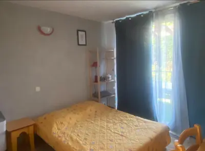 Un ou plusieurs lits dans un hébergement de l'établissement Maisonnette dans village vacances canapé convertible , chambre 1 lit et mezzanine ,draps en plus