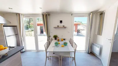 Cuisine ou kitchenette dans l'établissement Mobil-home confort 6 personnes