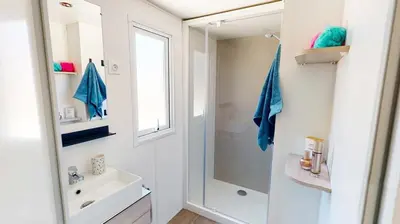 Salle de bains dans l'établissement Mobil-home confort 6 personnes