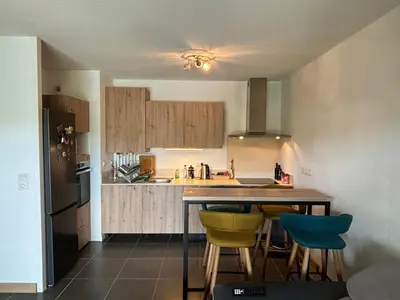 Cuisine ou kitchenette dans l'établissement Appartement au calme à 10min des plages - avec Rez de Jardin et Terrasse