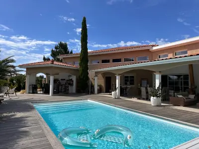 Piscine de l'établissement Chambre d hôte village aéronautique Biscarrosse ou située à proximité