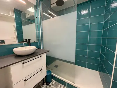 Salle de bains dans l'établissement Charmant Studio Rénové au Port de Capbreton - Idéal Pour 4 Pers. - FR-1-413-247