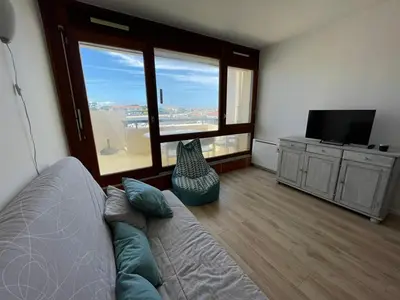 Télévision ou salle de divertissement dans l'établissement Charmant Studio Rénové au Port de Capbreton - Idéal Pour 4 Pers. - FR-1-413-247