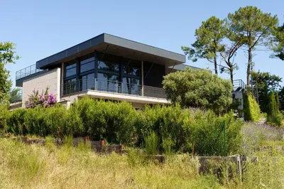Jardin de l'établissement MAISON CHAPRON Villa de standing avec piscine, calme et golf à Biscarrosse