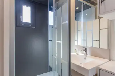Salle de bains dans l'établissement Chalet familial avec SPA