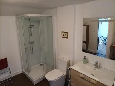 Salle de bains dans l'établissement Gîte Villa LORTIN