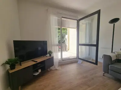 Télévision ou salle de divertissement dans l'établissement Appartement rénové à Seignosse : Plage et commerces à pied, terrasse et wifi inclus - FR-1-239-1081