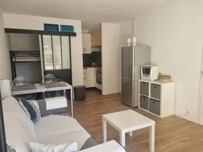 Cuisine ou kitchenette dans l'établissement Appartement rénové à Seignosse : Plage et commerces à pied, terrasse et wifi inclus - FR-1-239-1081