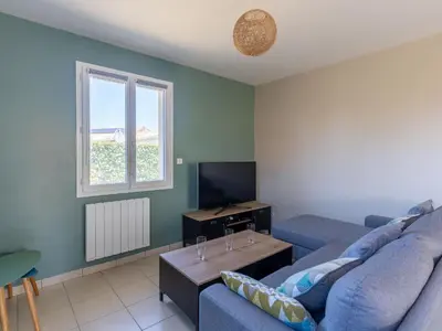 Télévision ou salle de divertissement dans l'établissement Maison Familiale à Gastes, 400m du Lac, Climatisée, Jardin, 6 Pers. - Ménage Inclus - FR-1-319-575